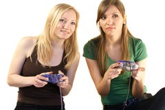 Dos muchachas que juegan a los juegos video Dos muchachas que juegan a los juegos video