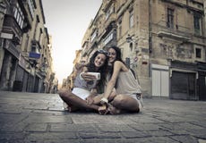 Dos muchachas que se divierten junto imagen de archivo Dos muchachas que se divierten junto imagen de archivo