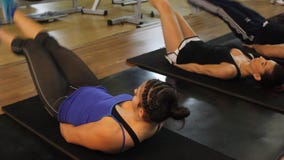 Dos mujeres en el gimnasio almacen de video Dos mujeres en el gimnasio almacen de video