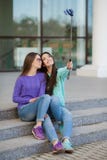 Dos mujeres jovenes que toman imágenes con su smartphone Fotografía de archivo libre de regalías Dos mujeres jovenes que toman imágenes con su smartphone Fotografía de archivo libre de regalías