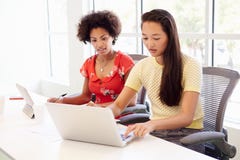 Dos mujeres que trabajan junto en estudio del diseño imágenes de archivo libres de regalías Dos mujeres que trabajan junto en estudio del diseño imágenes de archivo libres de regalías