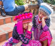 Dos niños no identificados de Akha presentan para las fotos turísticas en Wat Phratat Doi Suthep encendido en Chiang Mai, Tailand fotos de archivo libres de regalías Dos niños no identificados de Akha presentan para las fotos turísticas en Wat Phratat Doi Suthep encendido en Chiang Mai, Tailand fotos de archivo libres de regalías