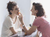 Dos pares conceito lésbica junto dentro imagens de stock Dos pares conceito lésbica junto dentro imagens de stock