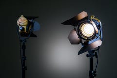 Dos proyectores del halógeno con las lentes de Fresnel Tiroteo en el estudio o en el interior TV, películas, fotos foto de archivo libre de regalías Dos proyectores del halógeno con las lentes de Fresnel Tiroteo en el estudio o en el interior TV, películas, fotos foto de archivo libre de regalías
