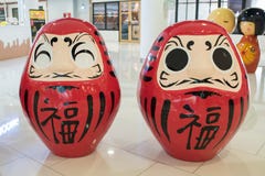 Dos rojo Okiagari Daruma en los grandes almacenes de Ekamai de la entrada fotografía de archivo Dos rojo Okiagari Daruma en los grandes almacenes de Ekamai de la entrada fotografía de archivo