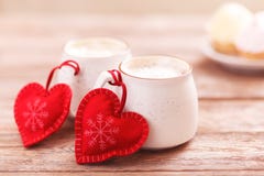 Dos tazas de café con un corazón para el día de tarjeta del día de San Valentín, cumpleaños, la Navidad Fondo de madera Tortas en foto de archivo Dos tazas de café con un corazón para el día de tarjeta del día de San Valentín, cumpleaños, la Navidad Fondo de madera Tortas en foto de archivo