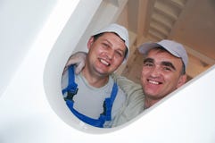 Dos trabajadores de construcción sonrientes Dos trabajadores de construcción sonrientes