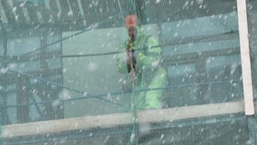 Dos trabajadores de los varones se colocan en el andamio de la construcción y levantan tablones de madera almacen de metraje de vídeo Dos trabajadores de los varones se colocan en el andamio de la construcción y levantan tablones de madera almacen de metraje de vídeo
