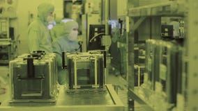 Dos trabajadores en el laboratorio Área limpia narc Traje estéril Scientistе enmascarado Dos trabajadores en el laboratorio Área limpia narc Traje estéril Scientistе enmascarado
