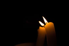 Dos velas ardientes en fondo negro Imagen metafórica de los pares imagen de archivo Dos velas ardientes en fondo negro Imagen metafórica de los pares imagen de archivo