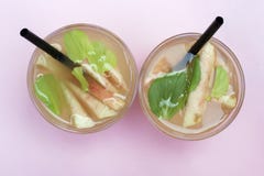 Dos vidrios con té helado hecho en casa con los pedazos de melocotones Bebida de restauración del verano, visión superior imagen de archivo Dos vidrios con té helado hecho en casa con los pedazos de melocotones Bebida de restauración del verano, visión superior imagen de archivo