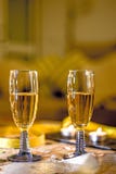 Dos vidrios de Champagne Blurred Background fotografía de archivo Dos vidrios de Champagne Blurred Background fotografía de archivo