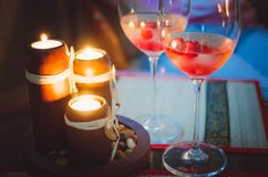 Dos vidrios de cristal con champán y velas encendidas Igualación de la atmósfera romántica imagen de archivo libre de regalías Dos vidrios de cristal con champán y velas encendidas Igualación de la atmósfera romántica imagen de archivo libre de regalías