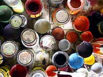 Dosen benutzte und unbenutzte bunte Farbe lizenzfreie stockbilder Dosen benutzte und unbenutzte bunte Farbe lizenzfreie stockbilder