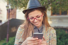 Dosyć elegancka kobieta używa smartphone outdoors zdjęcie stock Dosyć elegancka kobieta używa smartphone outdoors zdjęcie stock