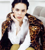 Dosyć elegancka kobieta w mody sukni z lamparta drukiem wpólnie w luksusowym bogatym izbowym wnętrzu, stylu życia pojęcia ludzie zdjęcia stock Dosyć elegancka kobieta w mody sukni z lamparta drukiem wpólnie w luksusowym bogatym izbowym wnętrzu, stylu życia pojęcia ludzie zdjęcia stock