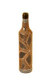 Dot Painting fles met verven wordt geschilderd die zeer aardig decor isoleer stock fotografie Dot Painting fles met verven wordt geschilderd die zeer aardig decor isoleer stock fotografie
