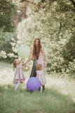 dottergyckel som har moderparken lycklig begreppsfamilj Lycklig familj som tillsammans vilar royaltyfri fotografi dottergyckel som har moderparken lycklig begreppsfamilj Lycklig familj som tillsammans vilar royaltyfri fotografi