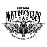 Douanemotorfietsen Gevleugelde motor op witte achtergrond Ontwerpelement voor embleem, etiket, embleem, teken, affiche vector illustratie Douanemotorfietsen Gevleugelde motor op witte achtergrond Ontwerpelement voor embleem, etiket, embleem, teken, affiche vector illustratie