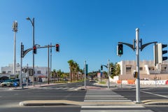 Doubai, Verenigde Arabische Emiraten - 12 December, 2018: kruising met verkeerslichten op een stadsstraat royalty-vrije stock fotografie Doubai, Verenigde Arabische Emiraten - 12 December, 2018: kruising met verkeerslichten op een stadsstraat royalty-vrije stock fotografie