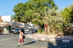Doubai, Verenigde Arabische Emiraten - 12 December, 2018: mens die de weg kruisen bij de kruispunten royalty-vrije stock foto Doubai, Verenigde Arabische Emiraten - 12 December, 2018: mens die de weg kruisen bij de kruispunten royalty-vrije stock foto