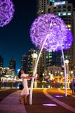 Doubai, Verenigde Arabische Emiraten - 18 Mei, 2018: Meisje die van nacht genieten stock afbeeldingen Doubai, Verenigde Arabische Emiraten - 18 Mei, 2018: Meisje die van nacht genieten stock afbeeldingen