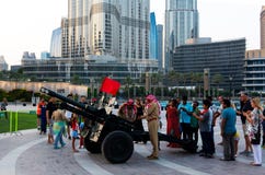 Doubai, Verenigde Arabische Emiraten - 18 Mei, 2018: Ramadan Canon en militairen voor Burj Khalifa en de de wandelgalerijfontein stock afbeeldingen Doubai, Verenigde Arabische Emiraten - 18 Mei, 2018: Ramadan Canon en militairen voor Burj Khalifa en de de wandelgalerijfontein stock afbeeldingen