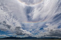 Double arc-en-ciel rare après orage lourd aux Fidji image libre de droits Double arc-en-ciel rare après orage lourd aux Fidji image libre de droits