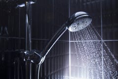 douche principale proche de projectile vers le haut douche principale proche de projectile vers le haut