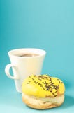doughnut en coffe kop op blauwe achtergrond /Donut in gele glans wordt en witte die coffekop op blauwe achtergrond wordt geïsolee stock afbeelding doughnut en coffe kop op blauwe achtergrond /Donut in gele glans wordt en witte die coffekop op blauwe achtergrond wordt geïsolee stock afbeelding