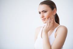 Douleur de dent Soins dentaires et mal de dents Douleur de dent de sentiment de femme photo libre de droits Douleur de dent Soins dentaires et mal de dents Douleur de dent de sentiment de femme photo libre de droits