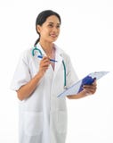 Doutor da mulher de Ásia, posse alegre de sorriso com prancheta Isolado no fundo branco fotografia de stock Doutor da mulher de Ásia, posse alegre de sorriso com prancheta Isolado no fundo branco fotografia de stock