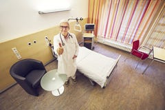 Doutor da opinião do bird’s-olho da cama das salas de hospital imagem de stock Doutor da opinião do bird’s-olho da cama das salas de hospital imagem de stock