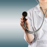 Doutor fêmea e fundo borrado azul do stethoscopeon Conceito dos cuidados médicos e da medicina Copie o espaço fotografia de stock Doutor fêmea e fundo borrado azul do stethoscopeon Conceito dos cuidados médicos e da medicina Copie o espaço fotografia de stock
