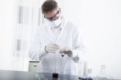 Doutor que trabalha com microscópio e sangue imagem de stock Doutor que trabalha com microscópio e sangue imagem de stock
