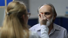 Doutor que verifica a sintomatologia do olho com a lanterna elétrica filme Doutor que verifica a sintomatologia do olho com a lanterna elétrica filme