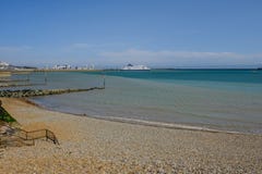 Dover, Kent, het UK - 17 Augustus, 2017: Het strand en de haven van Dover met F Royalty-vrije Stock Afbeeldingen Dover, Kent, het UK - 17 Augustus, 2017: Het strand en de haven van Dover met F Royalty-vrije Stock Afbeeldingen