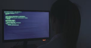 Doświadczony IT kobiety programista pracuje na nowym programie Młoda kobieta hacker pisze źródło kodzie oprogramowanie przy zdjęcie wideo Doświadczony IT kobiety programista pracuje na nowym programie Młoda kobieta hacker pisze źródło kodzie oprogramowanie przy zdjęcie wideo