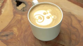 Draag het art. van het koffieschuim Draag het art. van het koffieschuim