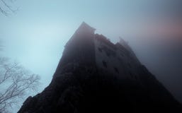 Dracula’s Castle που καλύπτεται στην ομίχλη κατά τη διάρκεια ενός κρύου χειμερινού πρωινού στοκ φωτογραφία Dracula’s Castle που καλύπτεται στην ομίχλη κατά τη διάρκεια ενός κρύου χειμερινού πρωινού στοκ φωτογραφία