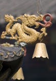 Dragon de chinois traditionnel avec une cloche sur le toit du temple photo stock Dragon de chinois traditionnel avec une cloche sur le toit du temple photo stock