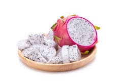 Dragon Fruit vívido e vibrante isolado no fundo branco imagens de stock Dragon Fruit vívido e vibrante isolado no fundo branco imagens de stock