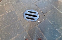 Drain en métal dans une rue médiévale photo libre de droits Drain en métal dans une rue médiévale photo libre de droits