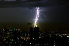 Dramatic thunder storm lightning bolt on the horizontal sky and city scape Royalty Free Stock Image Dramatic thunder storm lightning bolt on the horizontal sky and city scape Royalty Free Stock Image