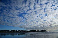 Dramatische die wolken over het strand van New England worden opgeschort royalty-vrije stock afbeeldingen Dramatische die wolken over het strand van New England worden opgeschort royalty-vrije stock afbeeldingen
