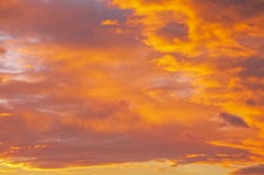 Dramatische Stedelijke Zonsondergang met wolken stock afbeelding Dramatische Stedelijke Zonsondergang met wolken stock afbeelding