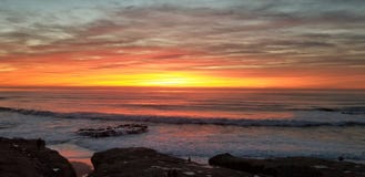 Dramatische Zonsondergang over Vreedzame Oceaan - Golven die op de Rotsen verpletteren royalty-vrije stock afbeeldingen Dramatische Zonsondergang over Vreedzame Oceaan - Golven die op de Rotsen verpletteren royalty-vrije stock afbeeldingen