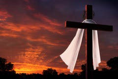 Dramatisk belysning på Christian Easter Morning Cross At soluppgång arkivbilder Dramatisk belysning på Christian Easter Morning Cross At soluppgång arkivbilder
