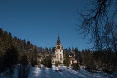 Dramatiskt foto av den Peles slotten i vintersäsong Rumänien Sinaia fotografering för bildbyråer Dramatiskt foto av den Peles slotten i vintersäsong Rumänien Sinaia fotografering för bildbyråer