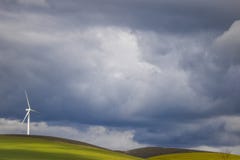 Dramatyczna burza nad silnikiem wiatrowym w zieleni polach - Caledon, Zachodni przylądek, Południowa Afryka zdjęcie stock Dramatyczna burza nad silnikiem wiatrowym w zieleni polach - Caledon, Zachodni przylądek, Południowa Afryka zdjęcie stock